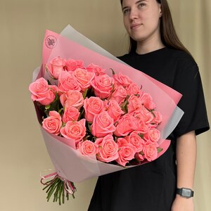 Букет из 29 местной розы "Карина" 