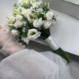 Классический букет из белой эустомы 