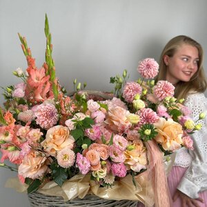 Авторская композиция с гладиолусом "Радужное счастье" 
